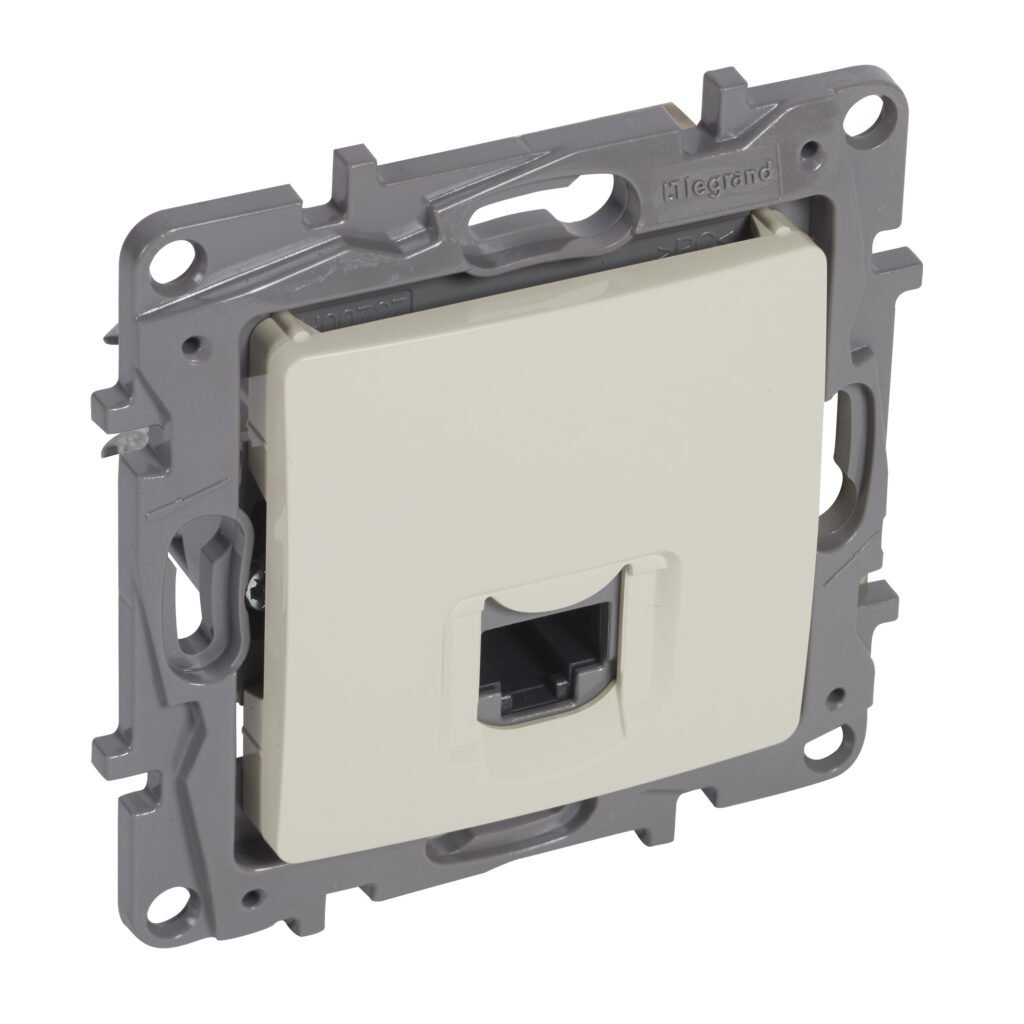 Prise RJ45 RJ45 CAT6 UTP ivoire Niloé Legrand 764673